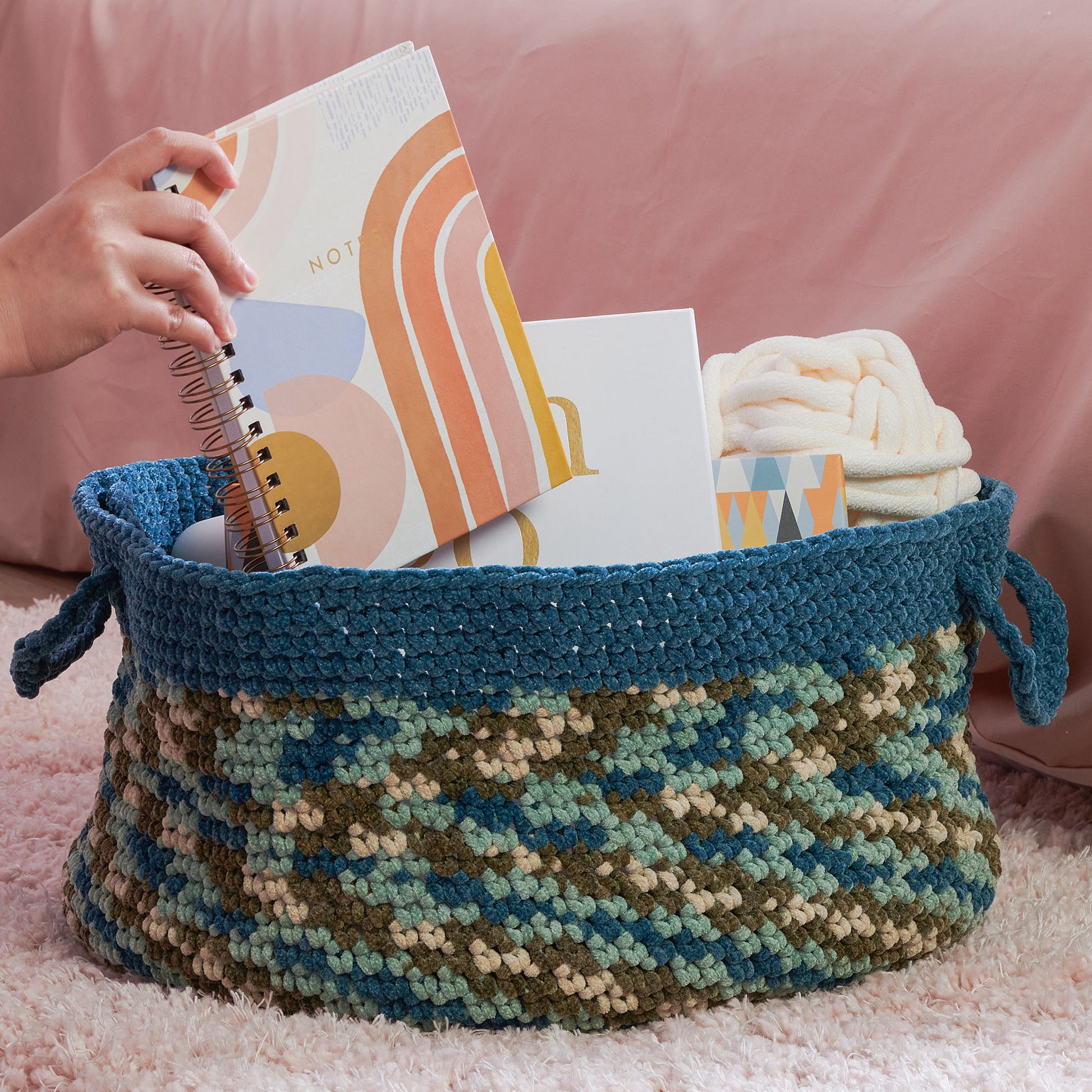 Free Bernat Two Tone Crochet Basket Pattern