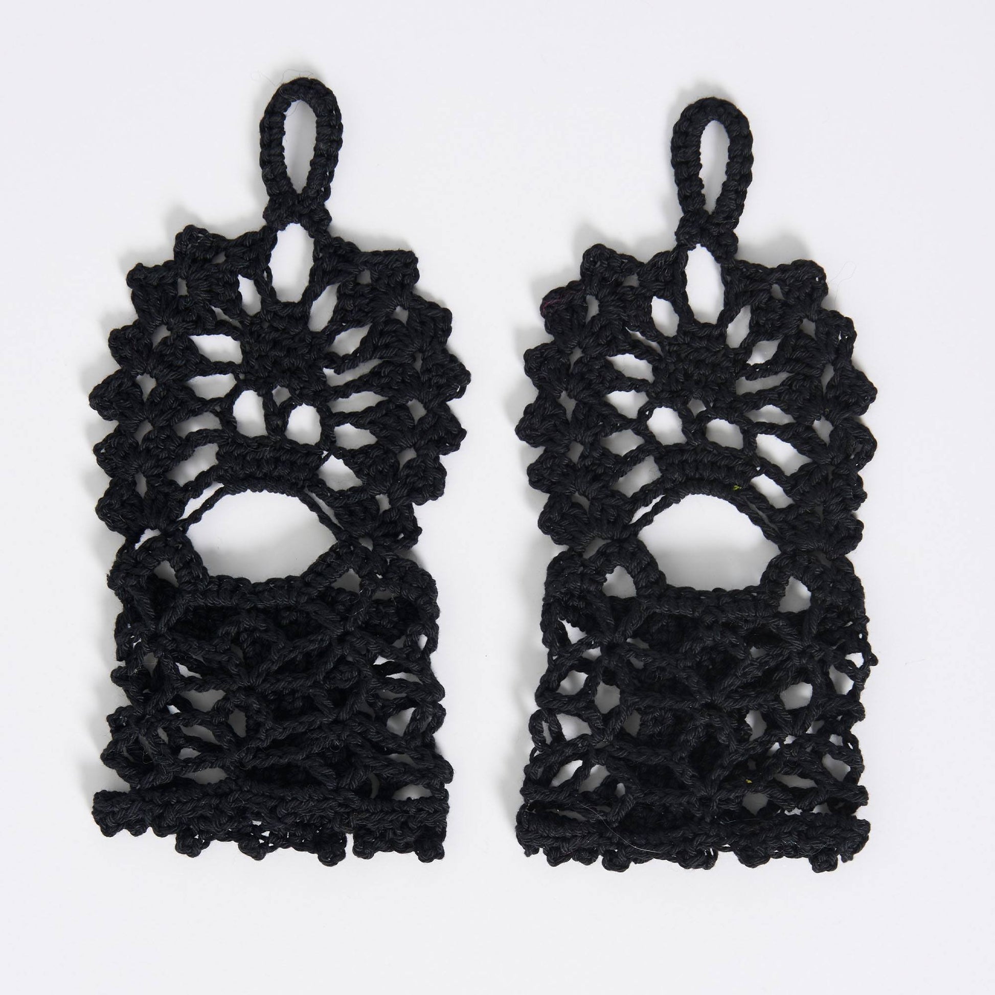 Free Patons Deceased Digits Crochet Lace Wrister Pattern