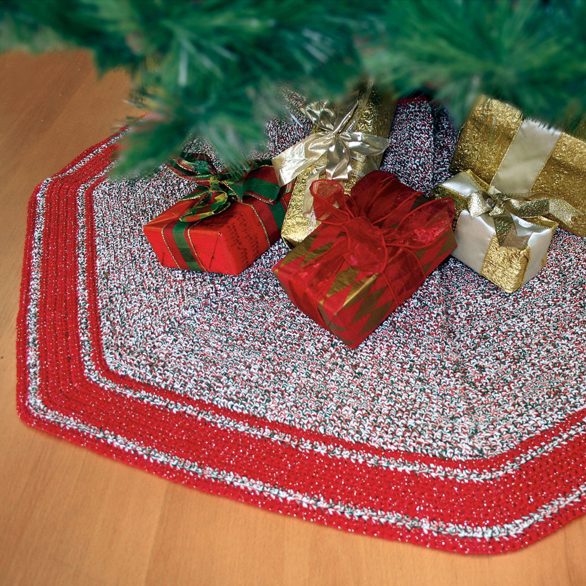 Bernat Crochet Tree Skirt | Yarnspirations
